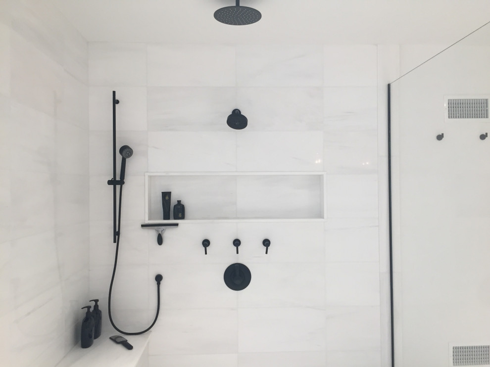 Modelo de cuarto de baño principal, doble y a medida contemporáneo de tamaño medio con armarios con paneles lisos, lavabo bajoencimera y encimeras blancas