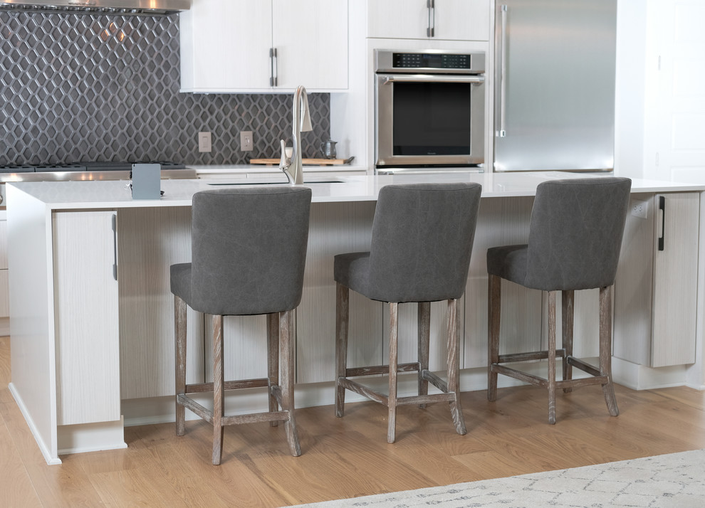 Eat-in kitchen - mid-sized transitional eat-in kitchen idea in Austin