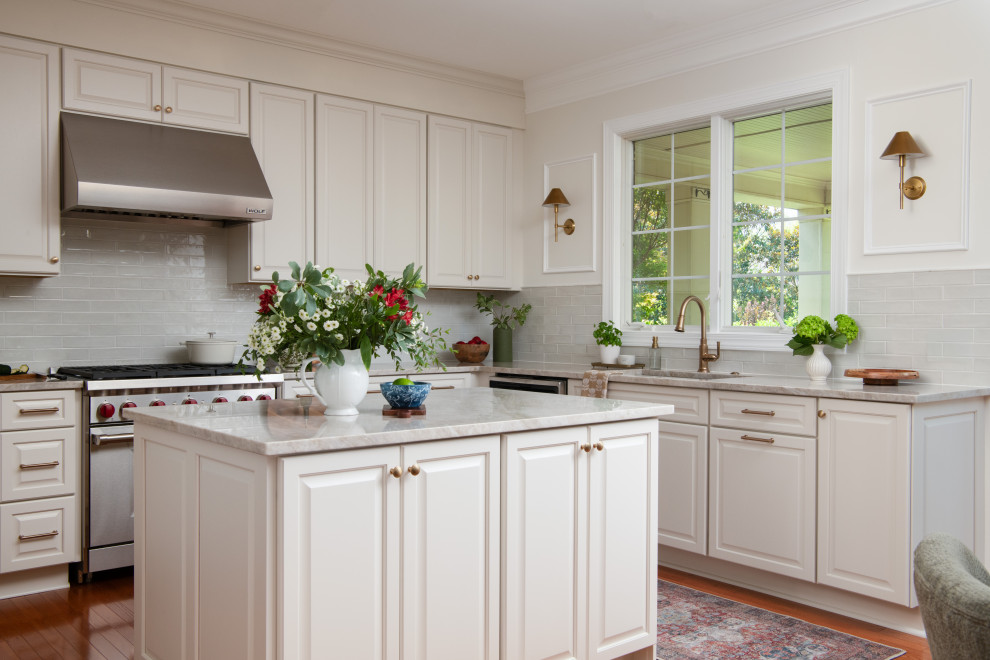 Kitchen - transitional kitchen idea in Charlotte