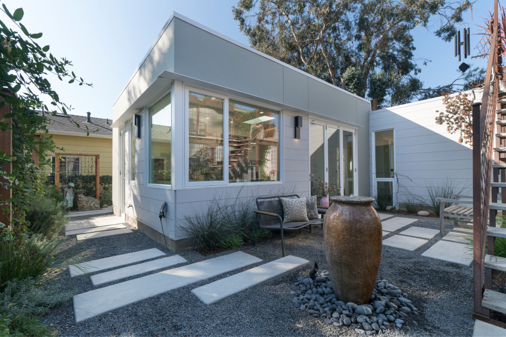 Inspiration for a contemporary partial sun gravel landscaping in San Francisco.