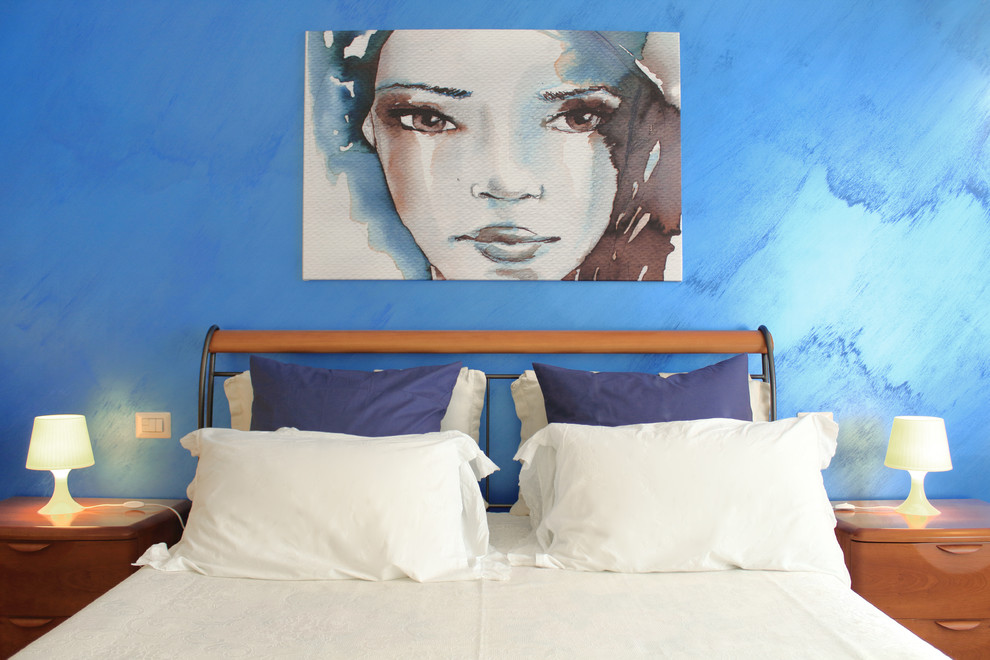 Large contemporary master bedroom in Bari with blue walls and porcelain floors.