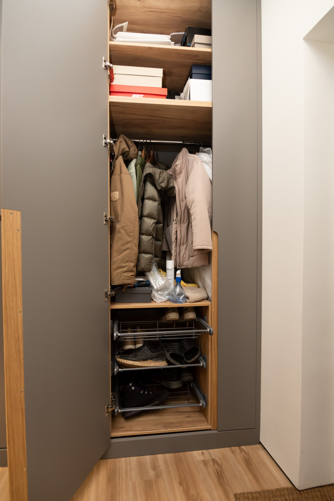 Компактная кухня-прихожая в современном стиле