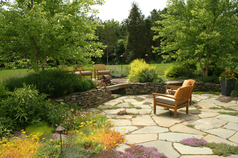 Design ideas for a traditional patio in Philadelphia.