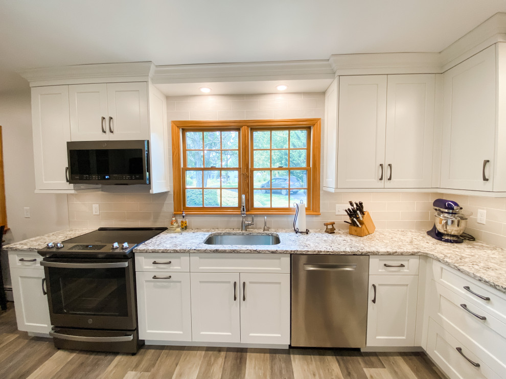 Kitchen - transitional kitchen idea in Baltimore