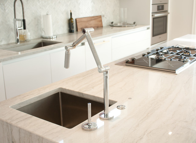 Residence in Kitsilano contemporaneo-cucina