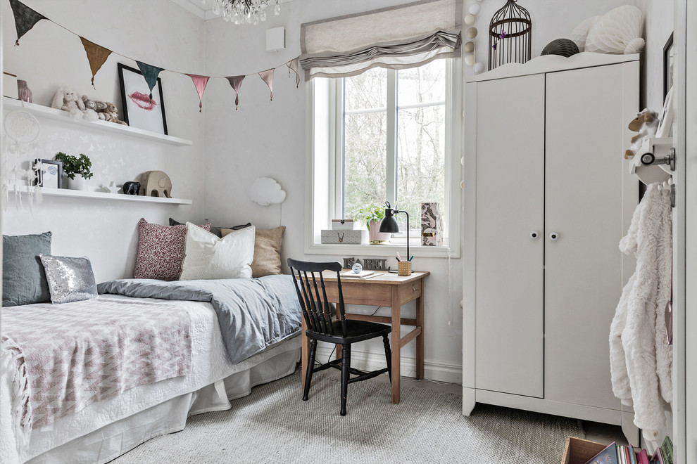 This is an example of a scandinavian kids' bedroom for girls in Gothenburg with grey walls.