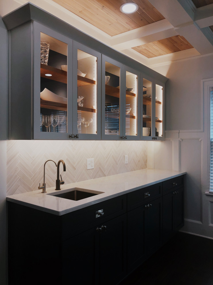 Idéer för att renovera ett stort amerikanskt vit vitt kök, med en rustik diskho, skåp i shakerstil, blå skåp, bänkskiva i kvartsit, grått stänkskydd, stänkskydd i keramik, rostfria vitvaror, mörkt trägolv, en köksö och brunt golv