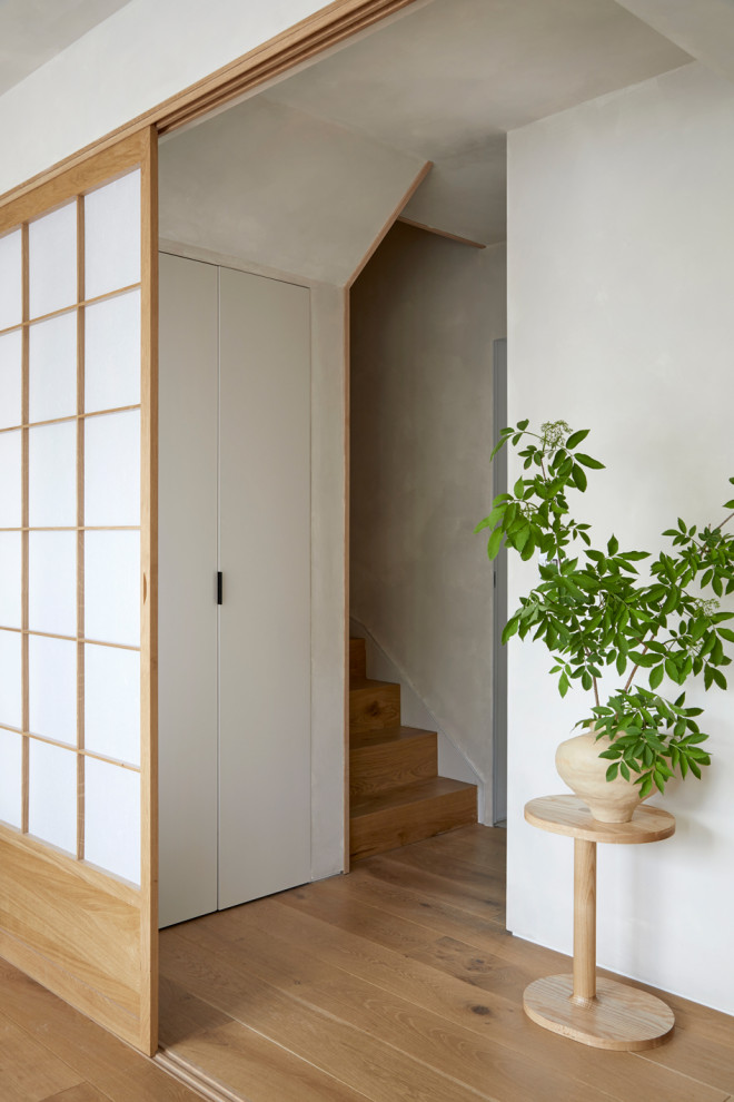 Modelo de escalera en U de estilo zen pequeña con escalones de madera y contrahuellas de madera