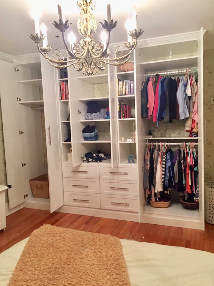 Design ideas for a mid-sized transitional storage and wardrobe in New York.