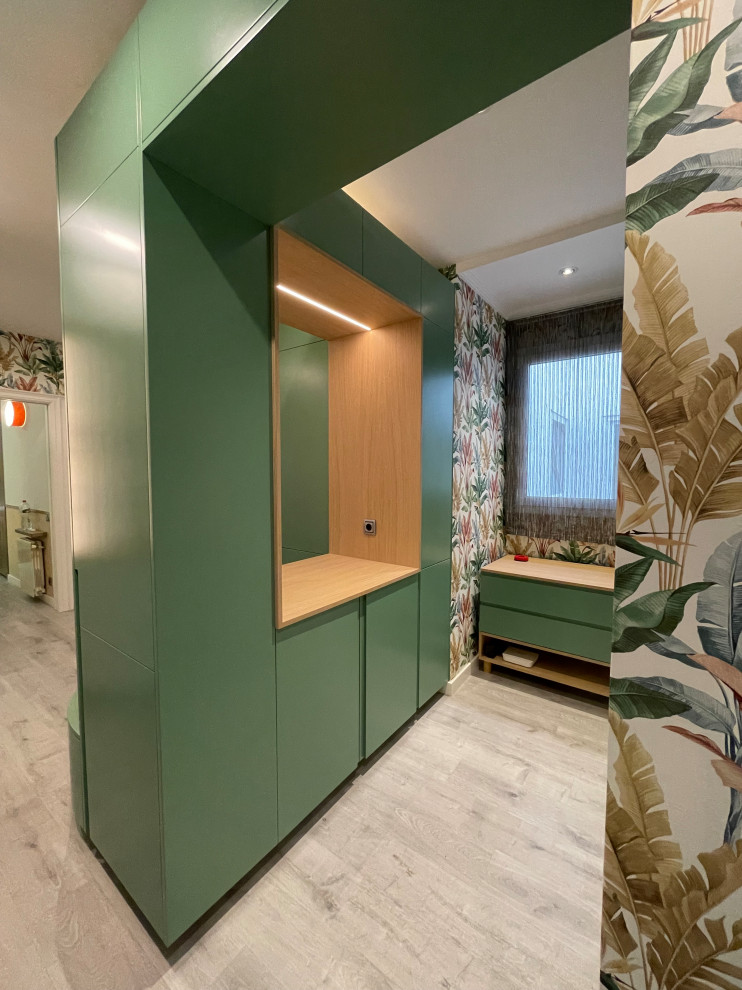 Imagen de hall minimalista grande con paredes verdes, suelo de madera clara, suelo gris y papel pintado