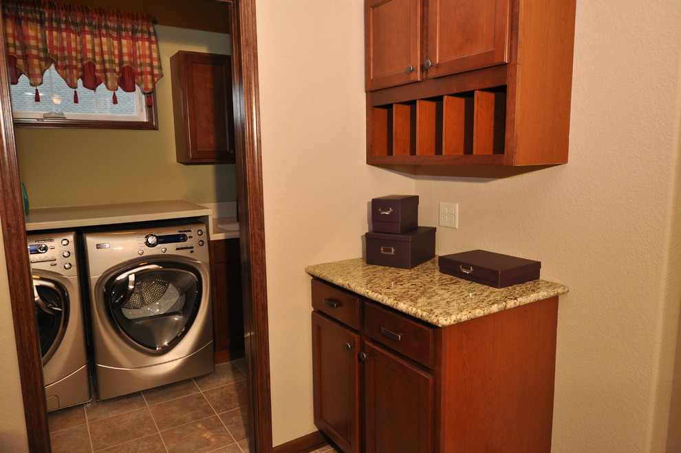 Photo of a traditional laundry room in Milwaukee.