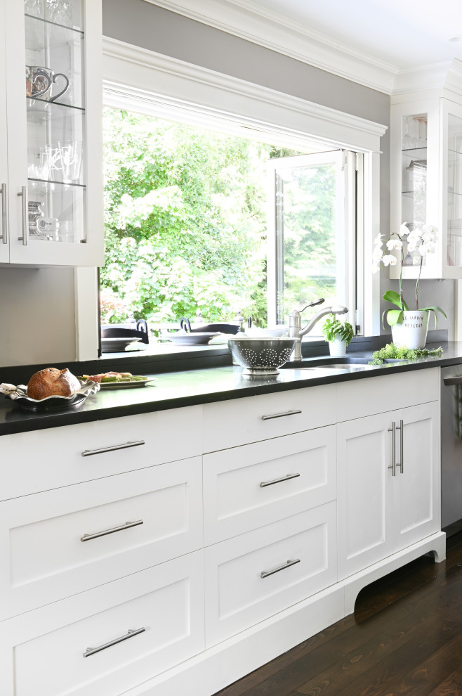 Home design - transitional home design idea in Vancouver