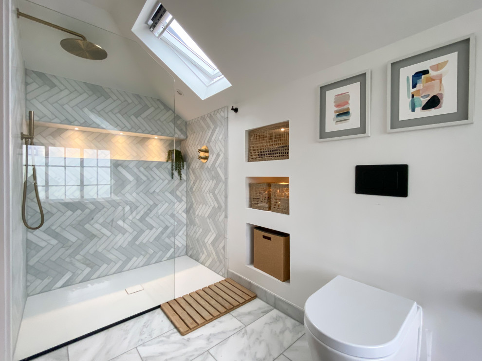 Inspiration for a mid-sized scandinavian master bathroom in Other with an open shower, a wall-mount toilet, gray tile, ceramic tile and vaulted.