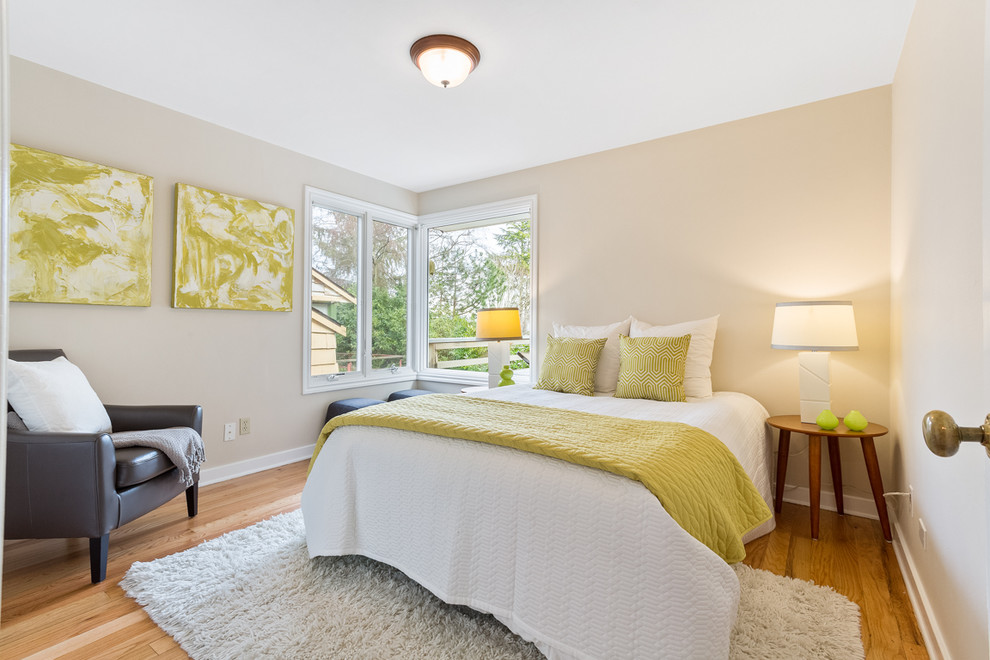 Example of a transitional home design design in Seattle
