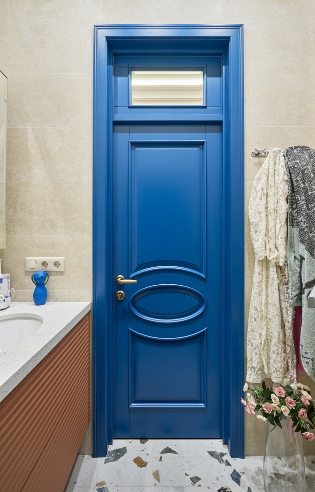 Классические двери ярко-синего цвета