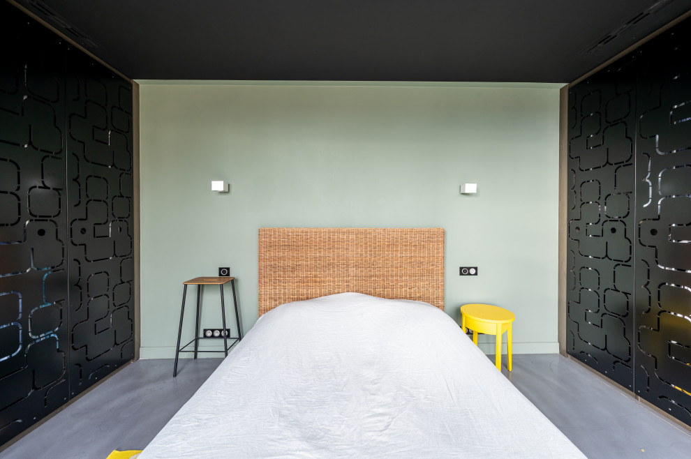 Großes Modernes Hauptschlafzimmer ohne Kamin mit grüner Wandfarbe, Betonboden und grauem Boden in Sonstige