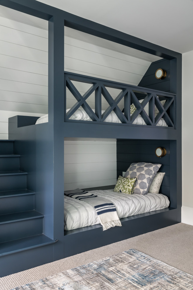 Пример оригинального дизайна: гостевая спальня среднего размера, (комната для гостей) в стиле неоклассика (современная классика) с серыми стенами, ковровым покрытием, серым полом и обоями на стенах