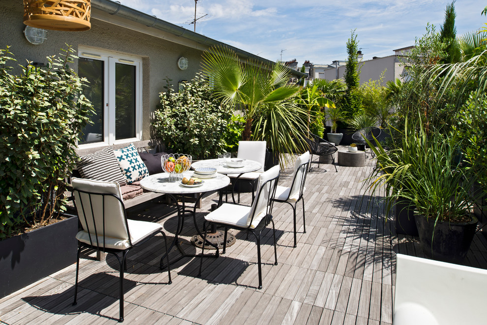Design ideas for a mid-sized contemporary rooftop and rooftop deck in Paris with a container garden and no cover.