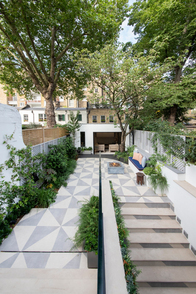 Идея дизайна: летний участок и сад среднего размера на заднем дворе с полуденной тенью и покрытием из каменной брусчатки