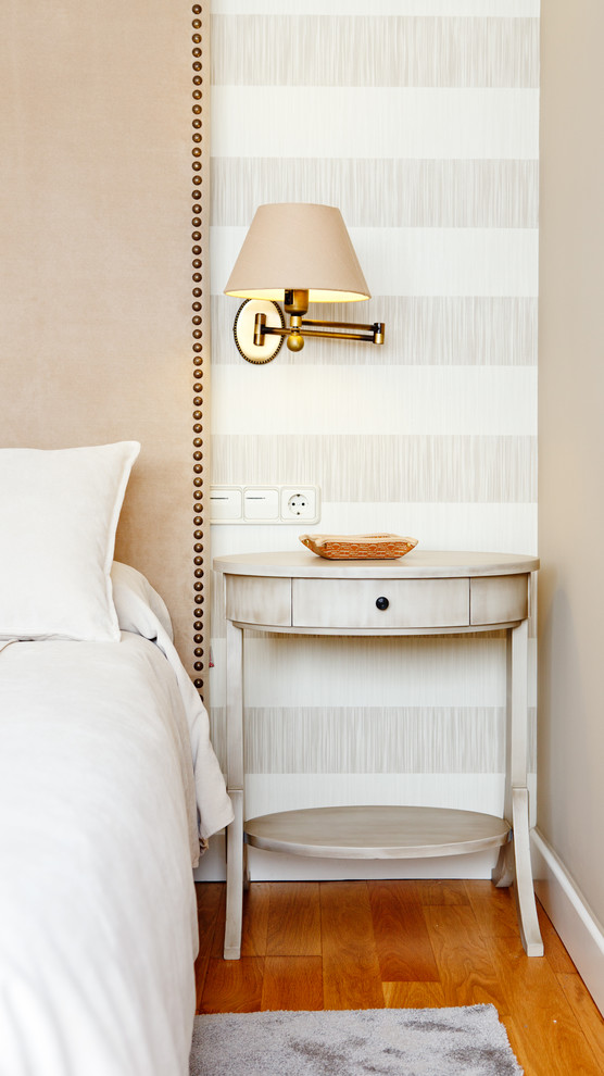 Imagen de dormitorio principal tradicional renovado de tamaño medio con paredes beige, suelo de madera en tonos medios y suelo beige