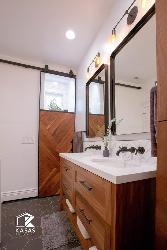 Стильный дизайн: маленькая главная ванная комната в стиле ретро с фасадами в стиле шейкер, светлыми деревянными фасадами, раздельным унитазом, белой плиткой, керамической плиткой, белыми стенами, полом из керамической плитки, врезной раковиной, столешницей из искусственного кварца, черным полом, душем с распашными дверями, белой столешницей, сиденьем для душа, тумбой под две раковины и встроенной тумбой для на участке и в саду - последний тренд