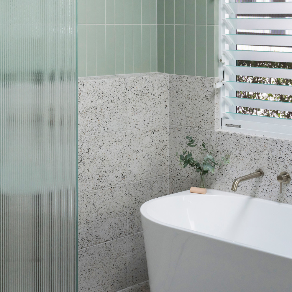 Источник вдохновения для домашнего уюта: большая главная ванная комната в стиле модернизм с отдельно стоящей ванной, открытым душем, разноцветной плиткой, плиткой кабанчик, разноцветными стенами, полом из терраццо, серым полом и душем с распашными дверями