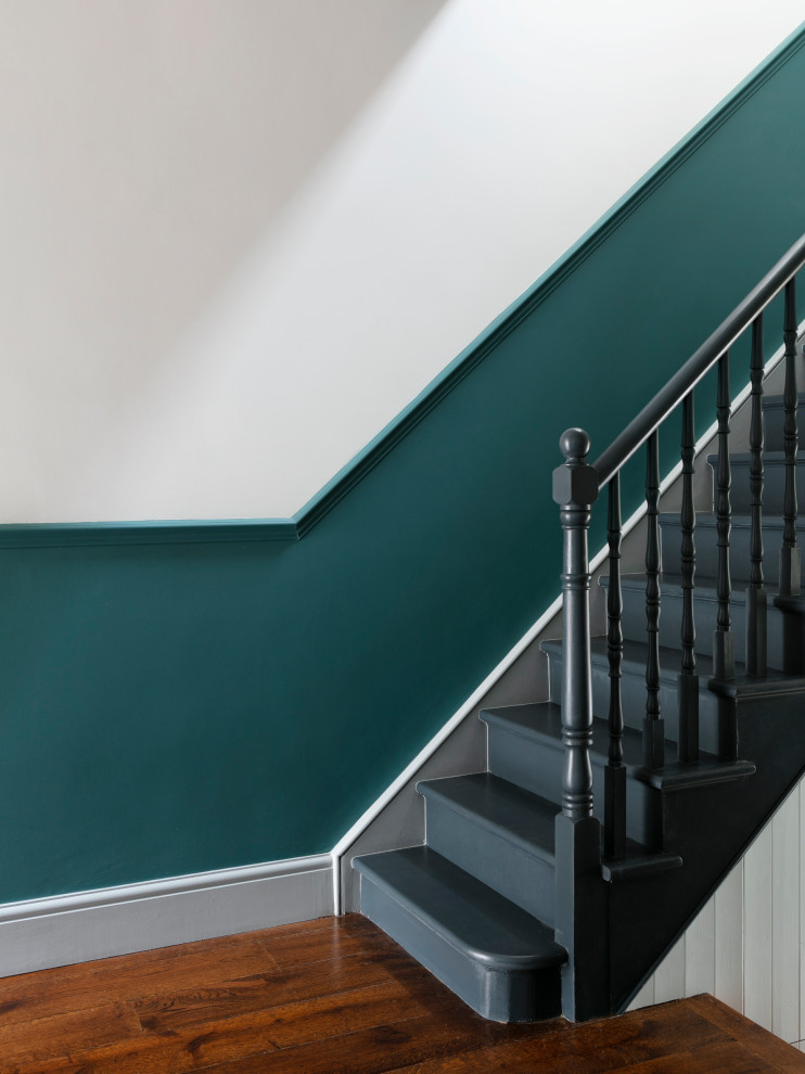 Ejemplo de escalera en U tradicional de tamaño medio con escalones de madera pintada, contrahuellas de madera pintada y barandilla de madera