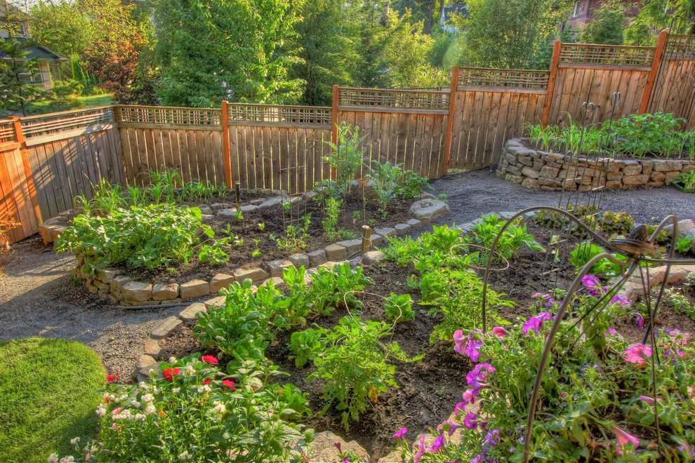 Photo of a traditional garden in Portland.