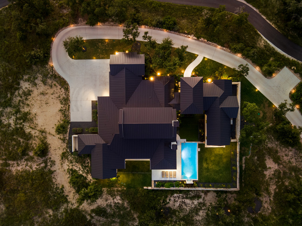 Example of a transitional home design design in Austin