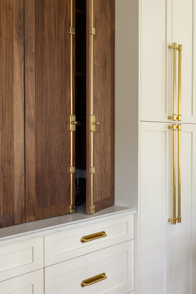 Example of a transitional home design design in Seattle