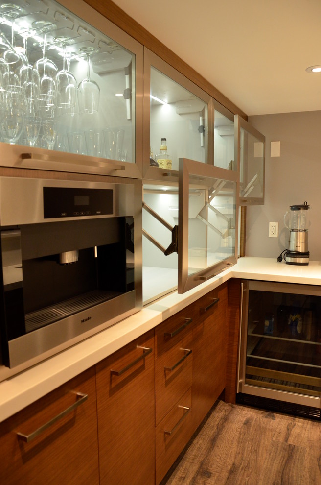 Photo of a mid-sized modern l-shaped seated home bar in Toronto with an undermount sink, shaker cabinets, white cabinets, quartzite benchtops, beige splashback and travertine floors.
