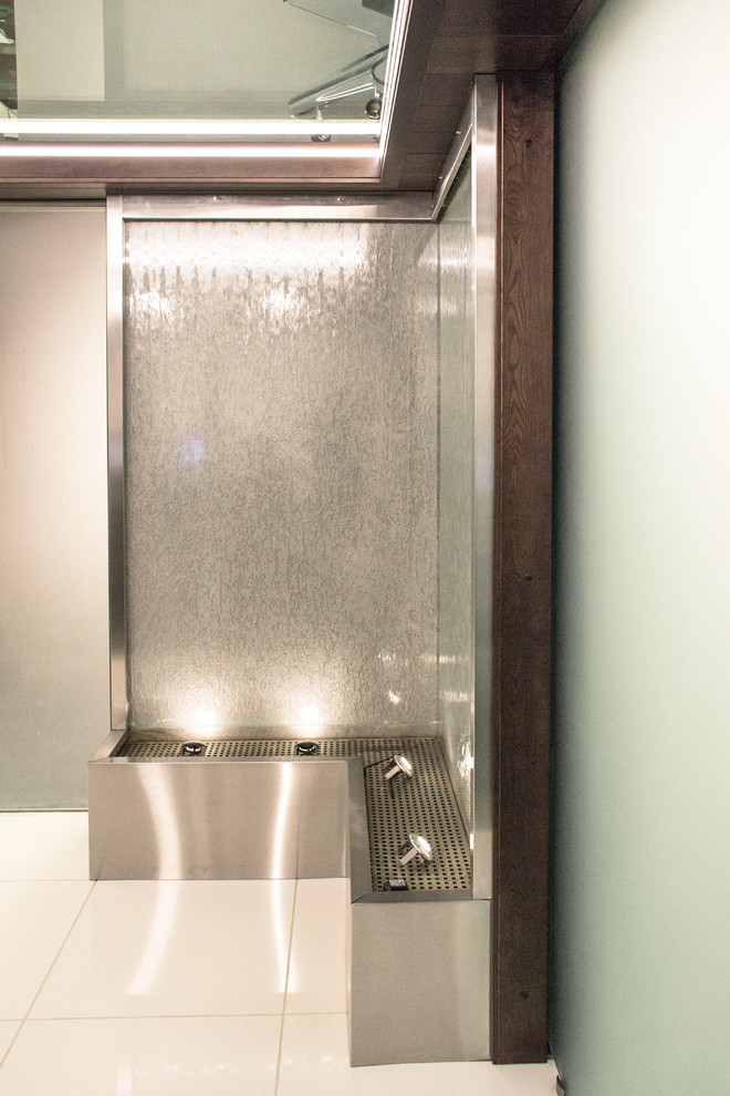 Офис со стеклянной лестницей