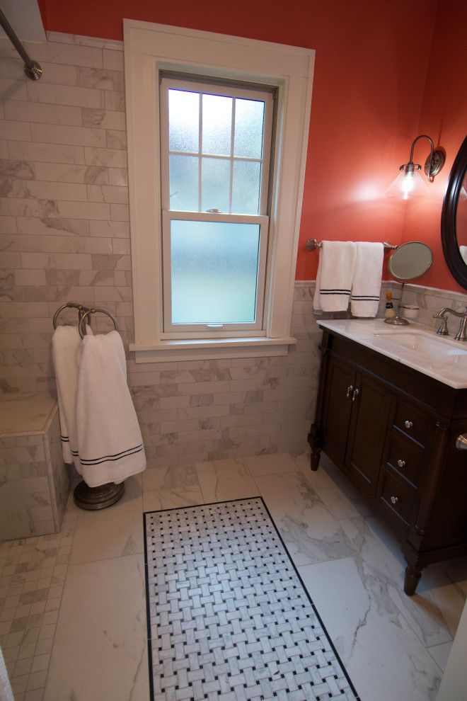 Idée de décoration pour une salle de bain principale tradition en bois foncé de taille moyenne avec un placard en trompe-l'oeil, une douche à l'italienne, un carrelage beige, des carreaux de céramique, un mur orange, un sol en carrelage de céramique, un lavabo encastré, un plan de toilette en granite, un sol beige, une cabine de douche avec un rideau, un plan de toilette blanc, un banc de douche, meuble simple vasque et meuble-lavabo sur pied.