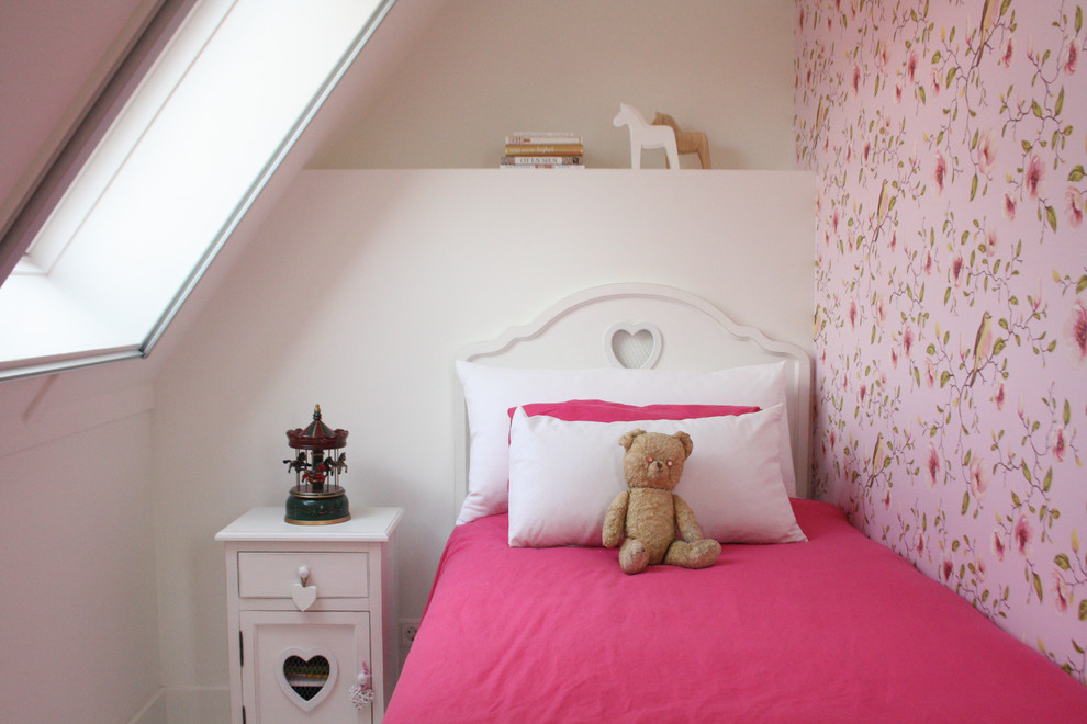 Imagen de dormitorio infantil de 1 a 3 años contemporáneo con paredes multicolor