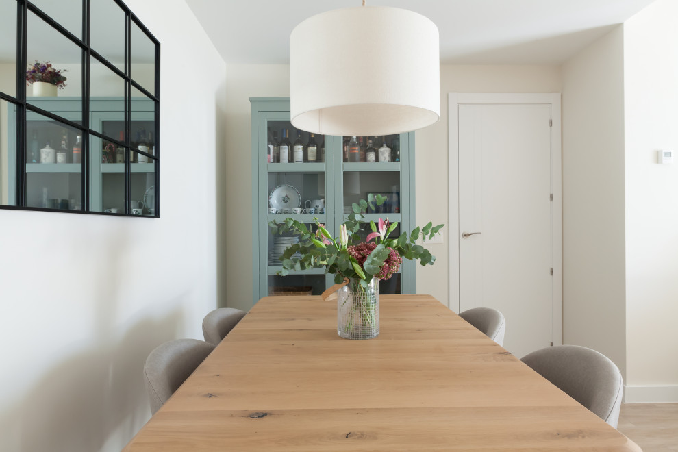 Modelo de comedor contemporáneo de tamaño medio con paredes beige, suelo de baldosas de cerámica y suelo marrón