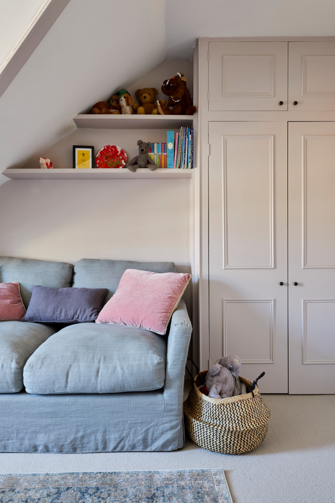Idee per una cameretta per neonati neutra tradizionale di medie dimensioni con pareti rosa, moquette e pavimento beige