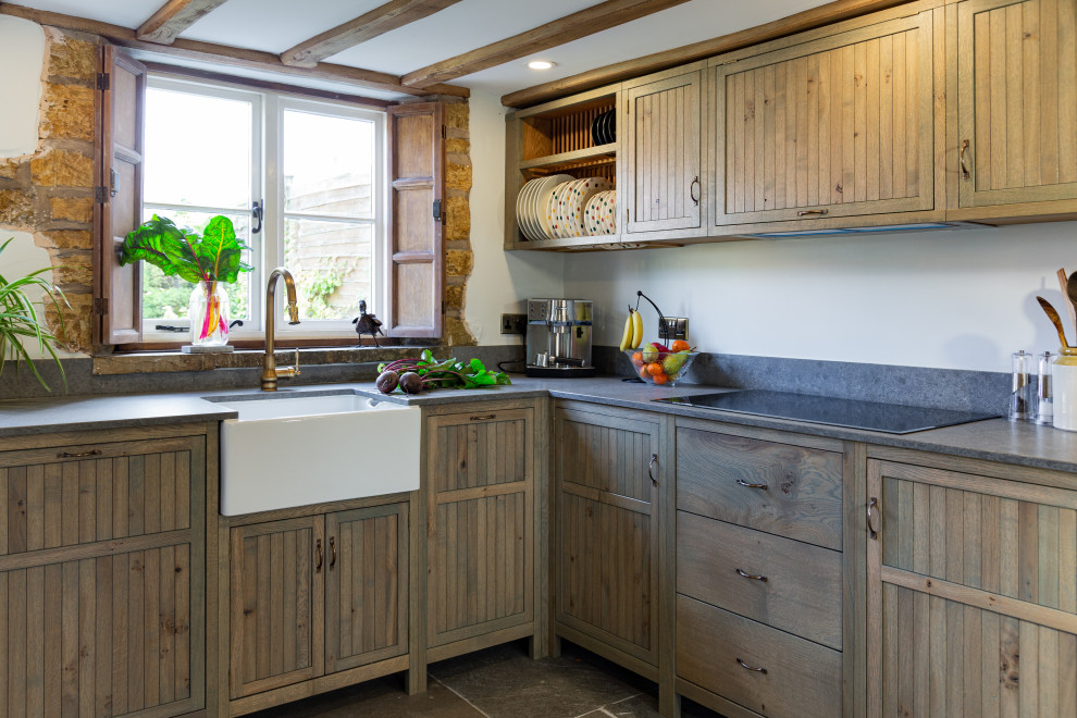 Exempel på ett mellanstort rustikt grå grått kök, med en rustik diskho, skåp i shakerstil, gröna skåp, bänkskiva i kvartsit, grått stänkskydd, integrerade vitvaror, skiffergolv och grått golv