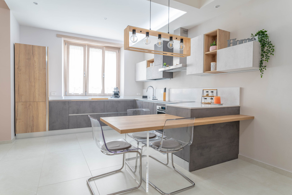 Moderne Küche in U-Form mit flächenbündigen Schrankfronten, grauen Schränken, Küchenrückwand in Weiß, Elektrogeräten mit Frontblende, Halbinsel, weißem Boden und weißer Arbeitsplatte in Turin