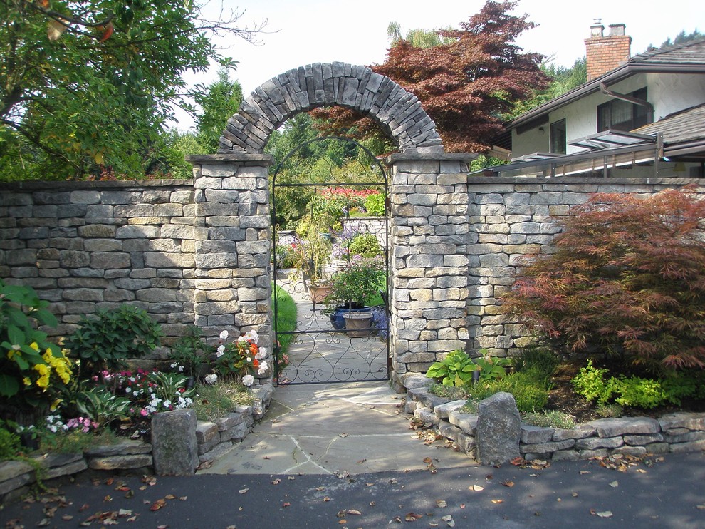 Traditional garden in Vancouver with natural stone pavers.
