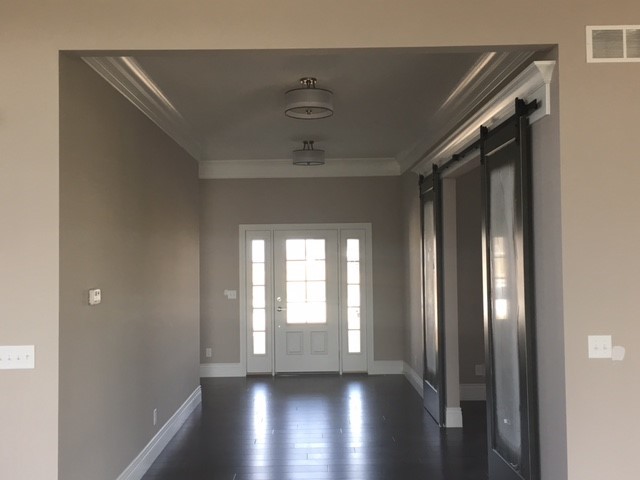 Example of a transitional entryway design in Chicago