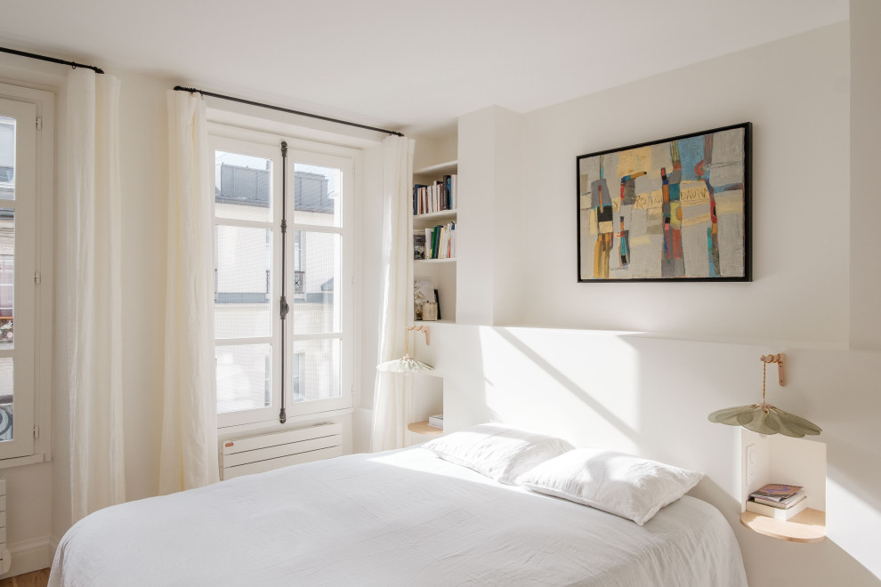 Diseño de dormitorio beige y blanco clásico renovado de tamaño medio con paredes blancas