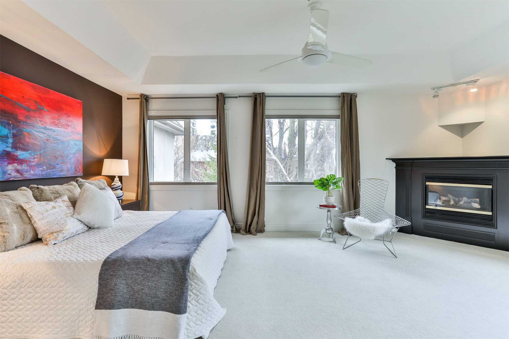 Bedroom - transitional bedroom idea in Toronto