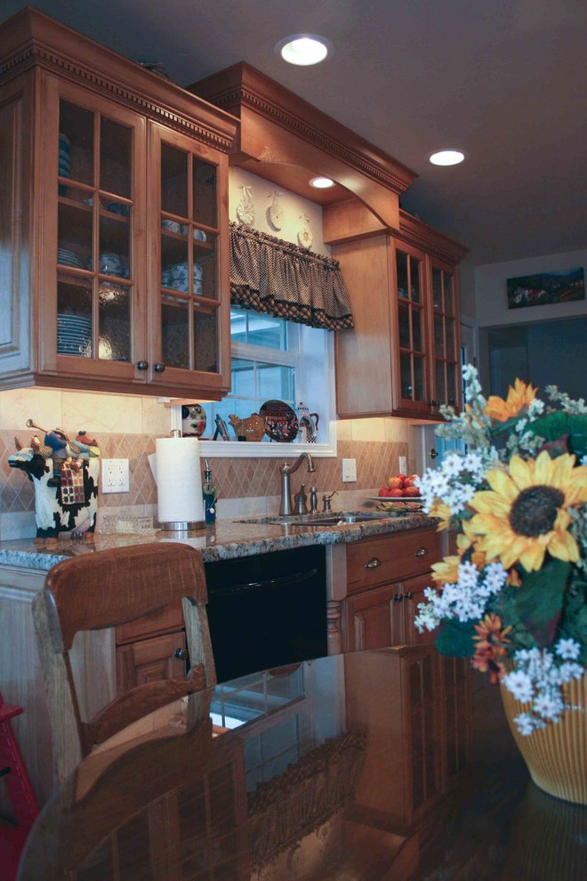 Kitchen - traditional kitchen idea in Seattle