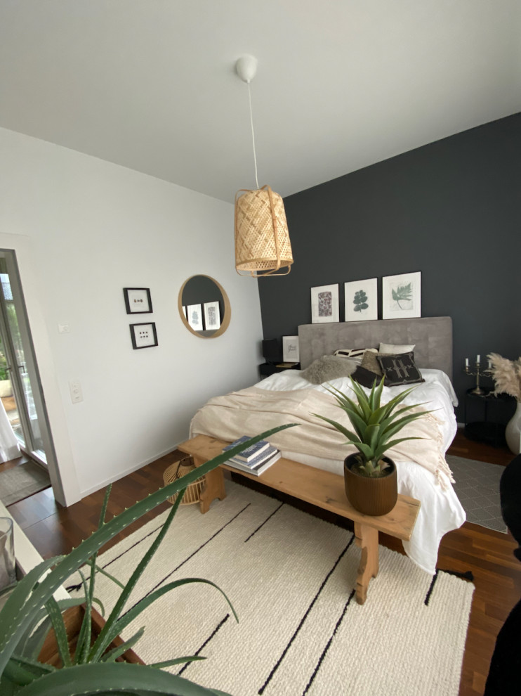На фото: хозяйская, серо-белая спальня среднего размера в скандинавском стиле с серыми стенами, паркетным полом среднего тона и коричневым полом без камина с