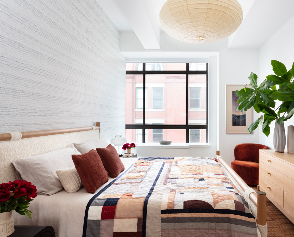 Ejemplo de dormitorio principal contemporáneo de tamaño medio con paredes blancas, moqueta, vigas vistas y papel pintado