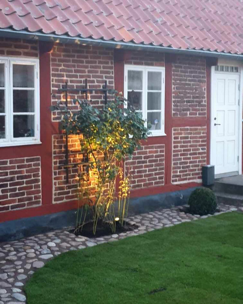 Geometrischer, Halbschattiger Klassischer Garten im Sommer, neben dem Haus in Malmö