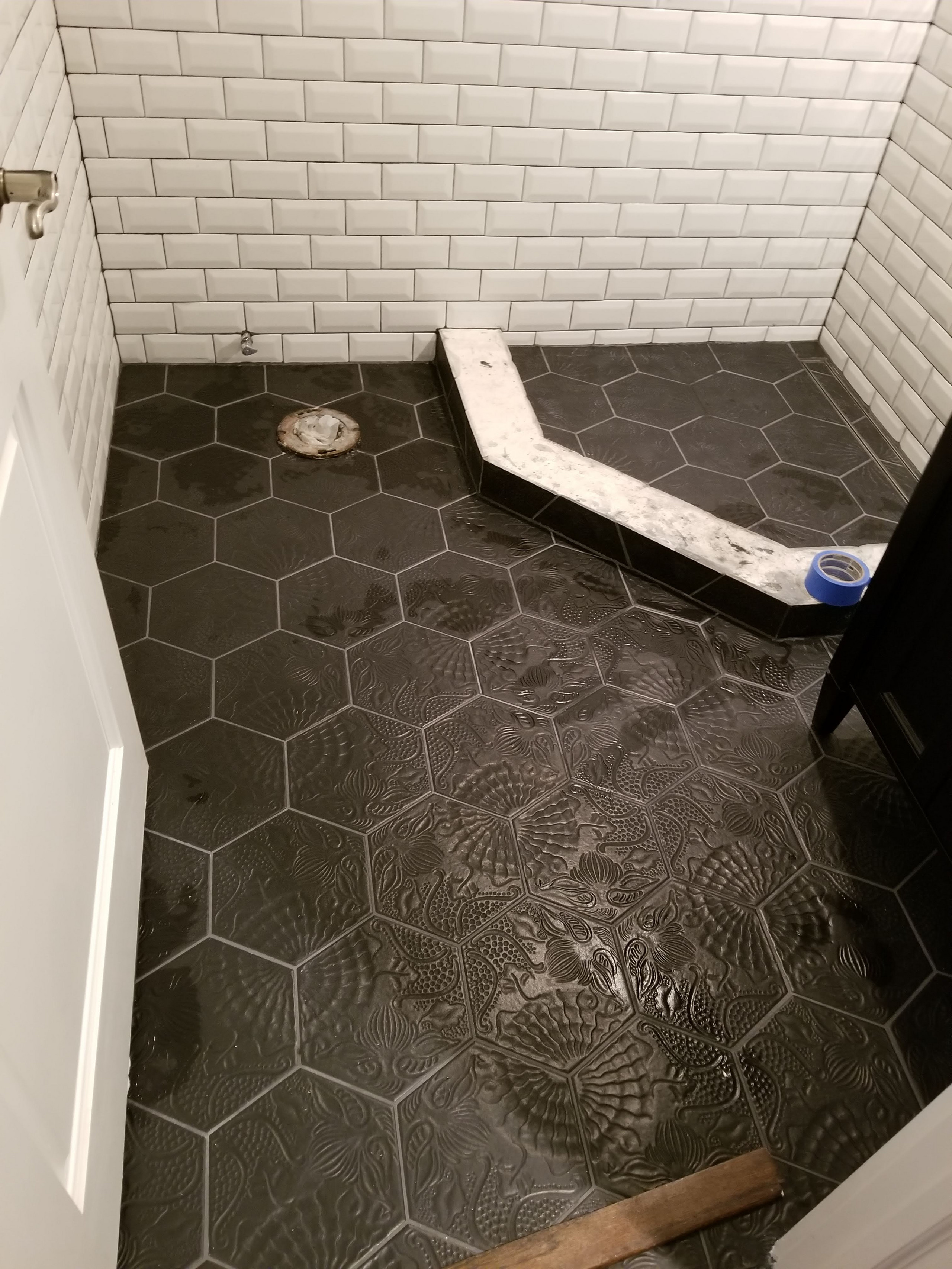 black and  withe  space saver  shower