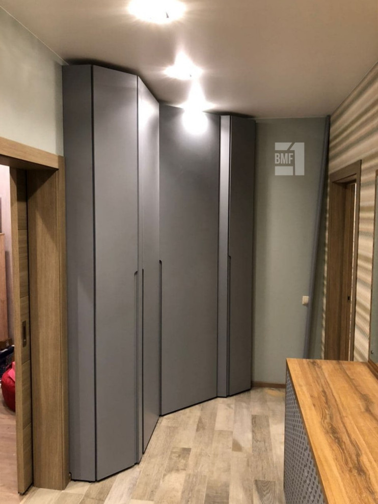 Мебельный комплекс: угловой шкаф с распашными дверьми угловой, комод и пано