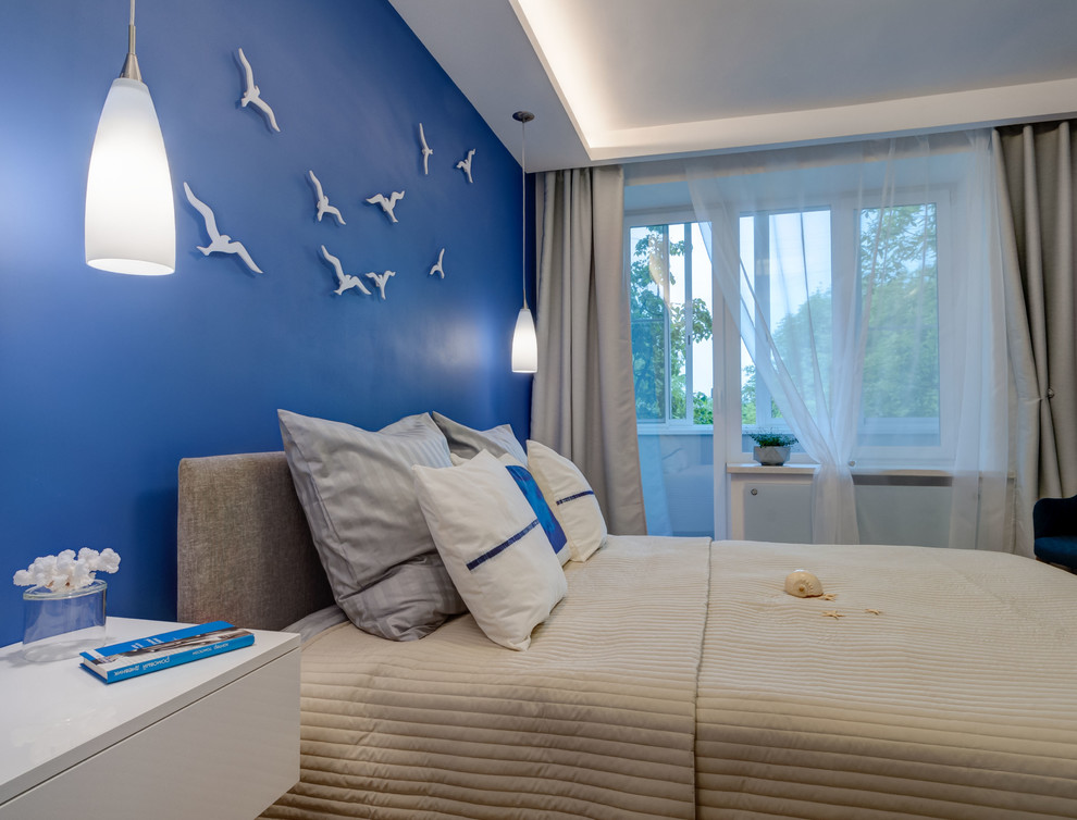 Пример оригинального дизайна: спальня в современном стиле с синими стенами