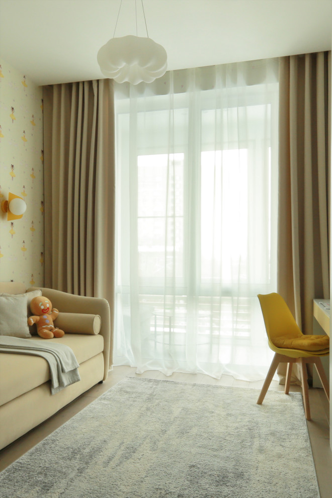 Ejemplo de habitación de niña de 4 a 10 años actual pequeña con escritorio, paredes amarillas, suelo de madera en tonos medios, suelo marrón y papel pintado